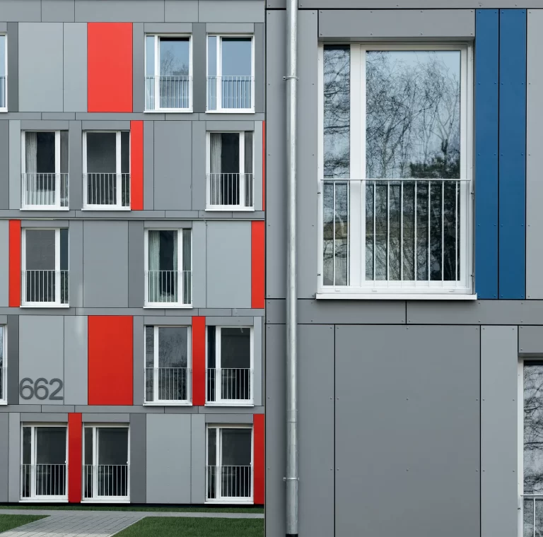 Bytový dům se zateplenou fasádou a novými plastovými okny – příklad dotace 2025 pro SVJ a bytová družstva